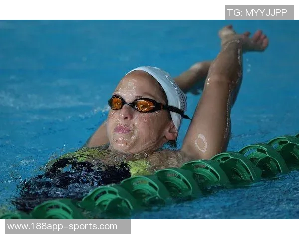 莱昂纳德首次为FLAUNT杂志拍摄写真展现无表情下的健硕身材魅力