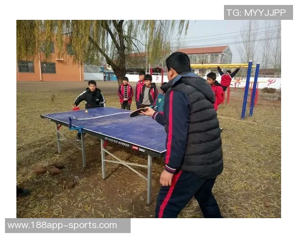 齐达内上海之行与小朋友互动踢球还在胡同里切磋乒乓球乐趣无穷