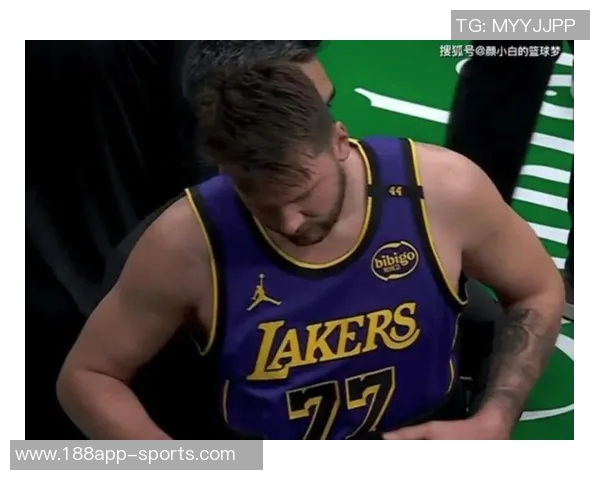 雷迪克透露詹姆斯与教练进行1对1训练或将加入南湾湖人队训练 雷迪克透露詹姆斯与教练进行1对1训练或将加入南湾湖人队训练