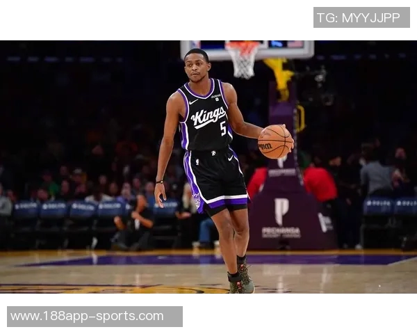 福克斯半场表现出色10投4中三分2中4贡献12分5助助力球队争胜