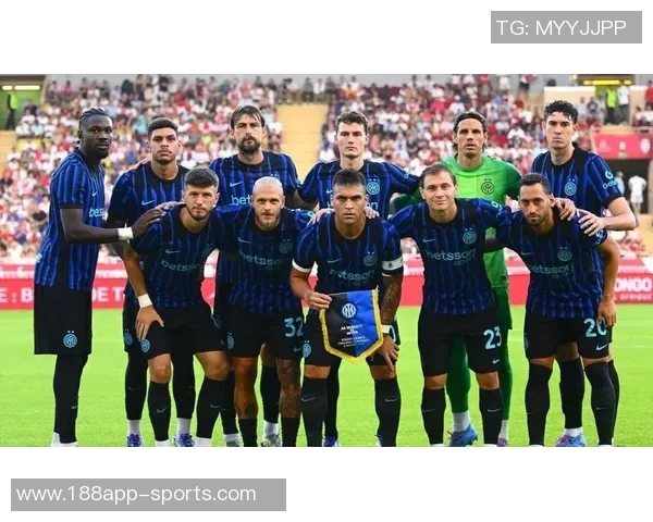 国米官方社交媒体分享图拉姆与阿德里亚诺合影瞬间前辈签名传承情怀